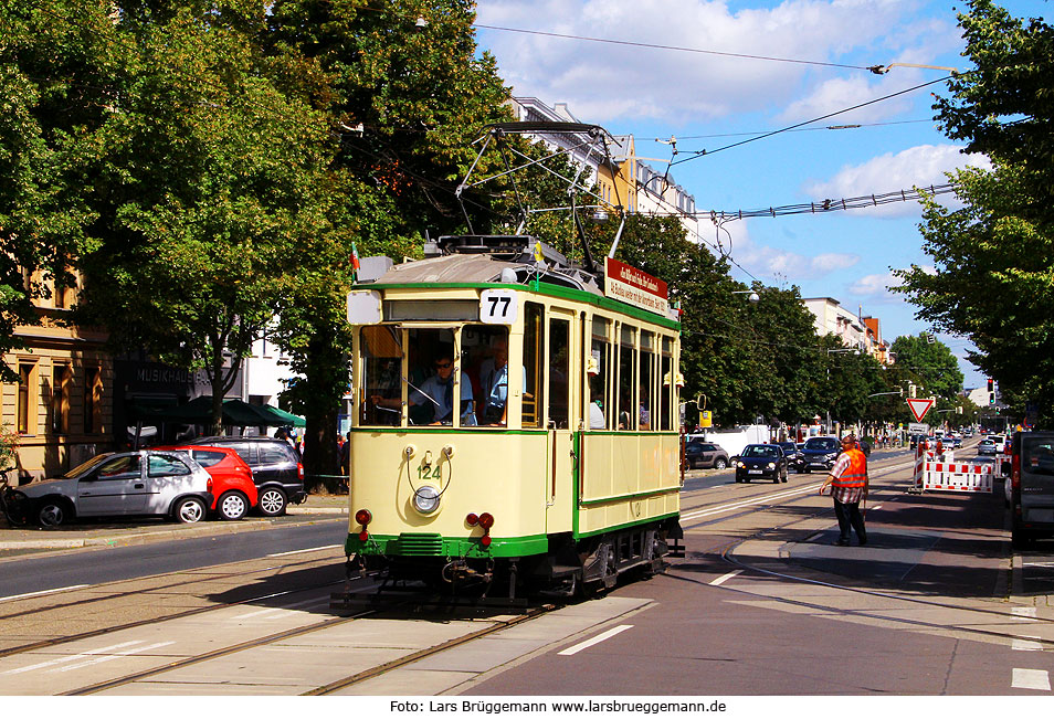 Museumswagen 124 der Straßenbahn in Magdeburg vor dem Depot Sudenburg