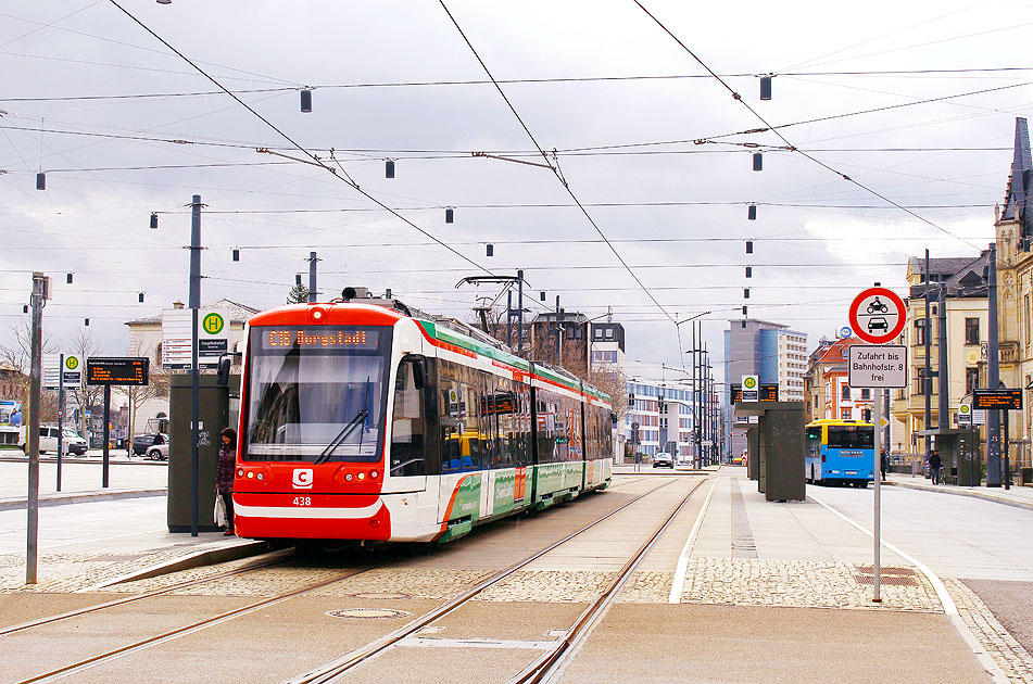 Die Chemnitzbahn bei der Straßenbahn in Chemnitz an der Haltestelle Hauptbahnhof Bahnhofstraße