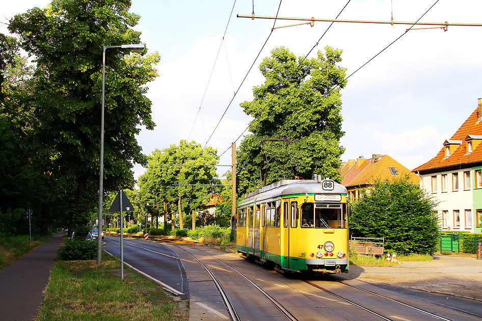Die Schöneiche Rüdersdorfer Straßenbahn an der Haltestelle Bahnhof Friedrichshagen