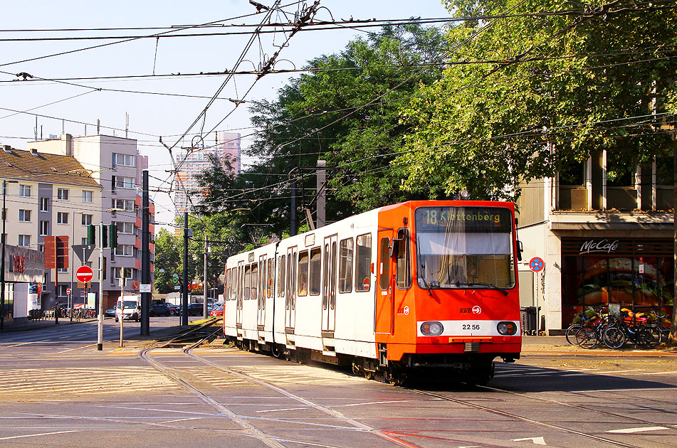 Die Stadtbahn in Köln an der Haltestelle Barbarossaplatz