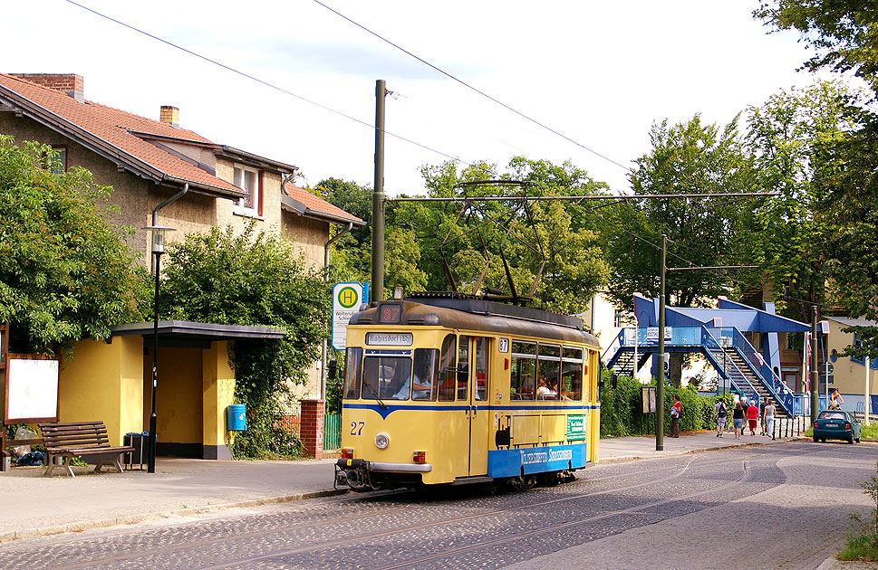 Die Woltersdorfer Straßenbahn an der Endhaltestelle Woltersdorf Schleuse