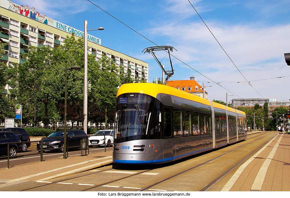 Die Straßenbahn in Leipzig an der Haltestelle Johannisplatz