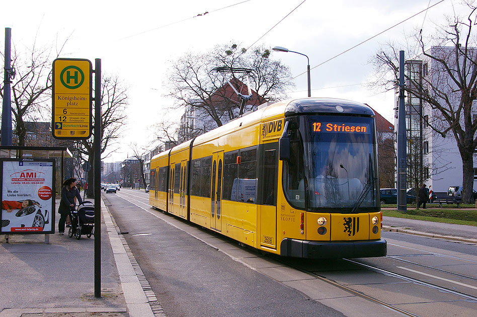 Die Straßenbahn in Dresden an der Haltestelle Königsheimplatz