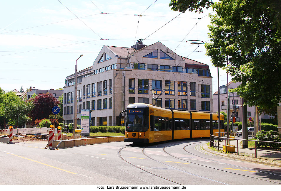 Die Straßenbahn in Dresden an der Haltestelle Querallee