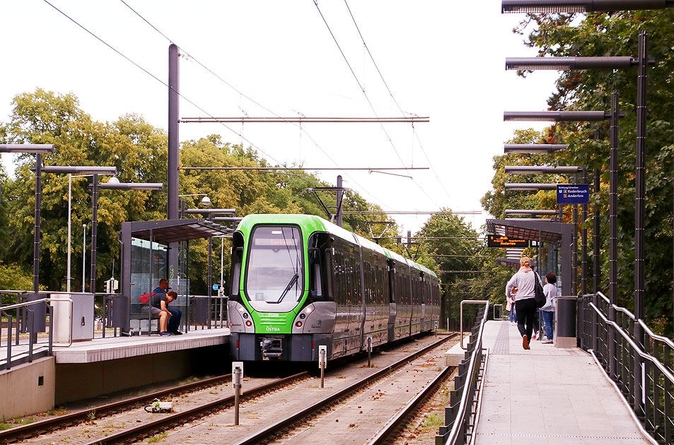 Eine Stadtbahn der Üstra an der Haltestelle Schneiderberg