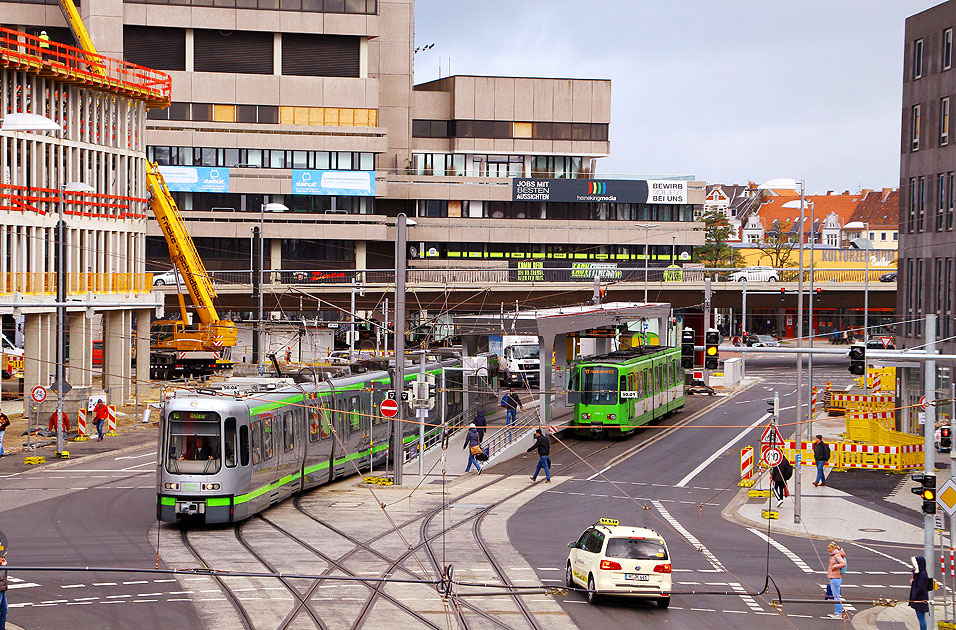 Die Üstra in Hannover - Haltestelle Hbf ZOB mit zwei Stadtbahnwagen