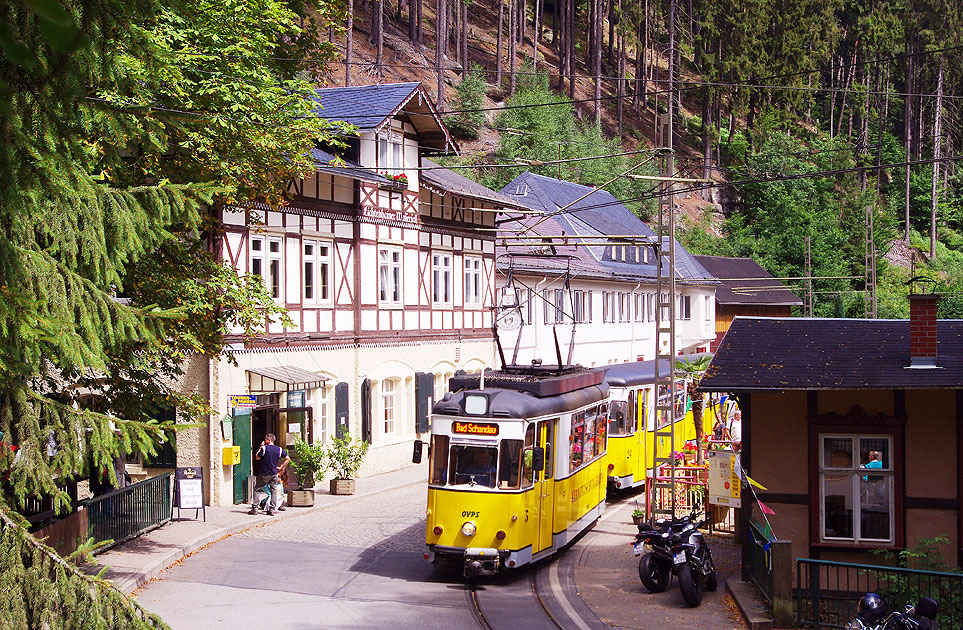 Die Kirnitzschtalbahn am Lichtenhainer Wasserfall