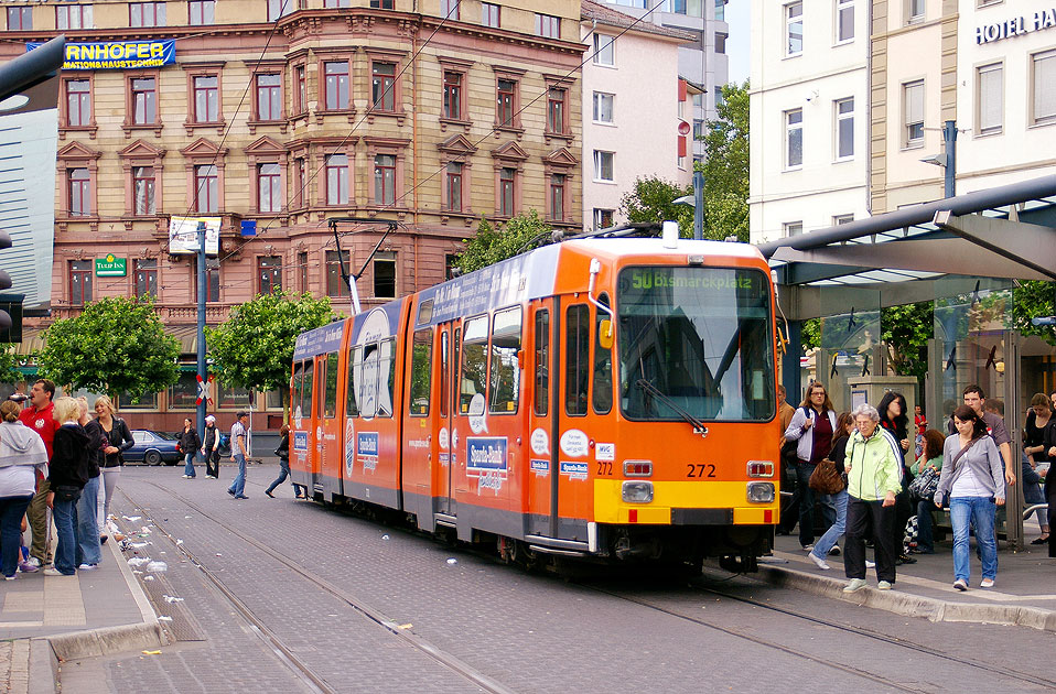 Die Straßenbahn in Mainz an der Haltestelle Hbf