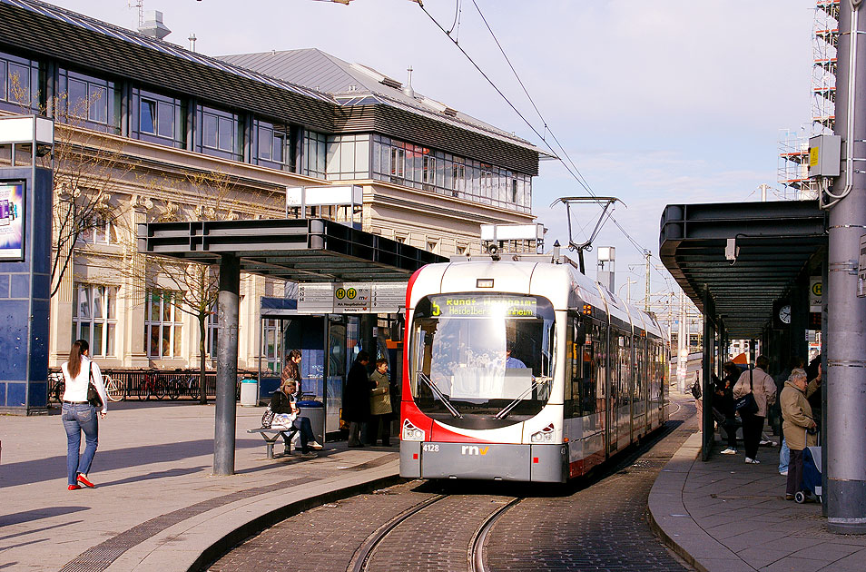 Die Straßenbahn in Mannheim an der Haltestelle Hauptbahnhof