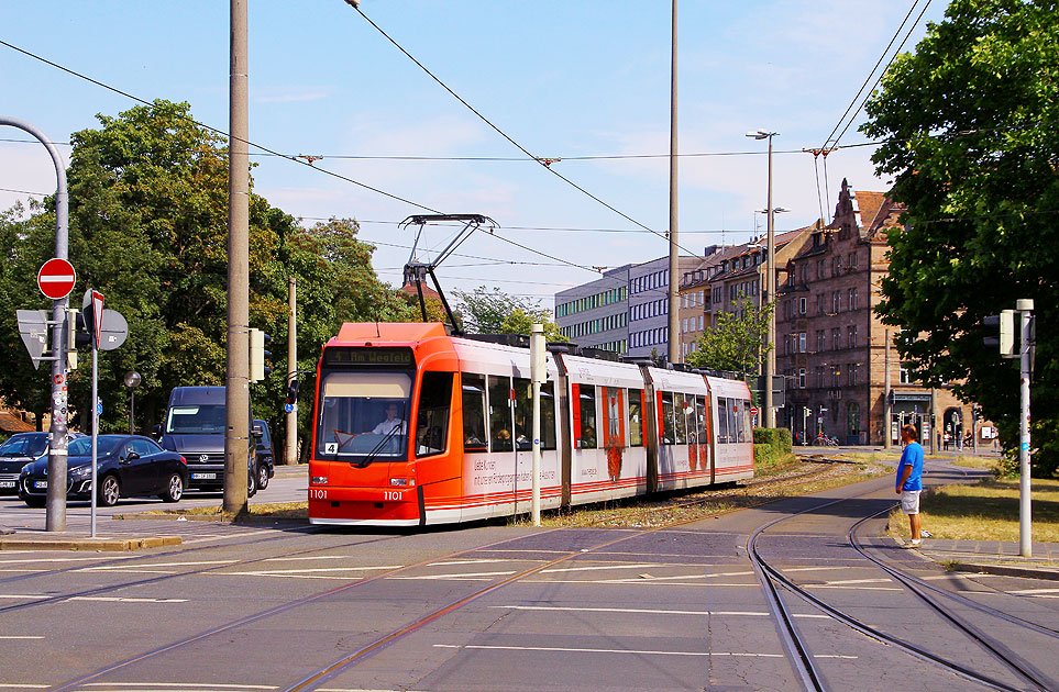 Die Straßenbahn in Nürnberg an der Haltestelle Plärrer
