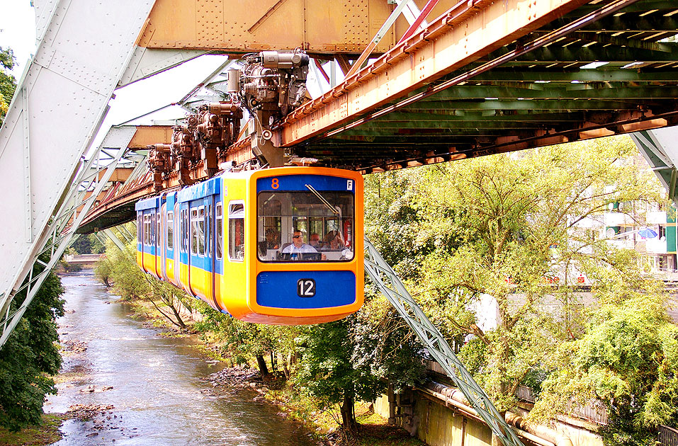 Die Schwebebahn in Wuppertal an der Haltestelle Oberbarmen Bahnhof