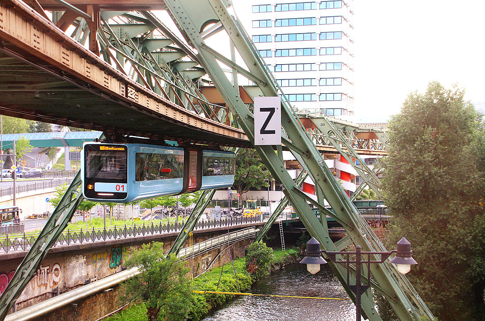 Die Schwebebahn Wuppertal - ein GTW 15 in der Haltestelle Hauptbahnhof