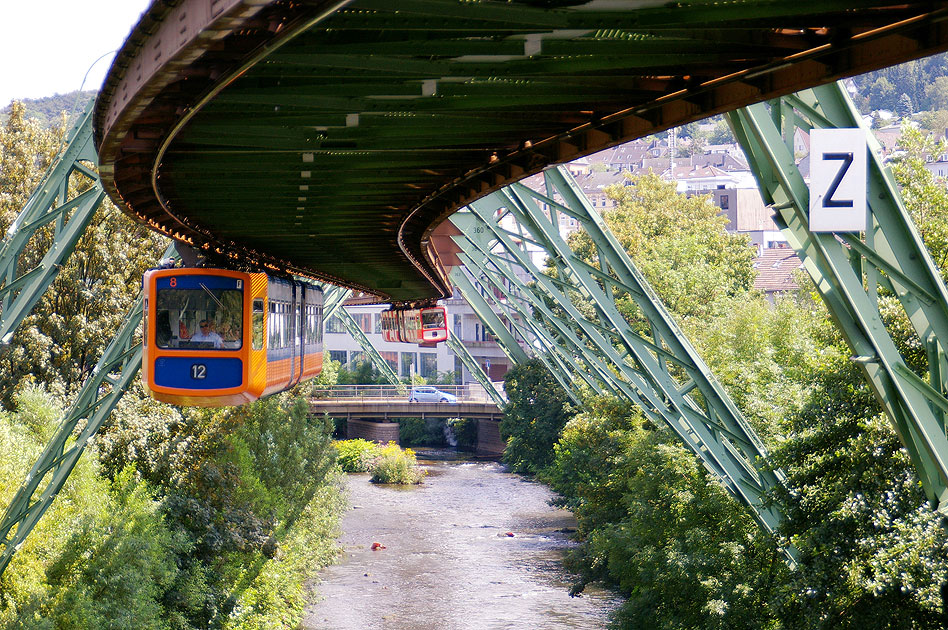 Die Schwebebahn in Wuppertal ein GTW 72 - Fotos von Lars Brüggemann