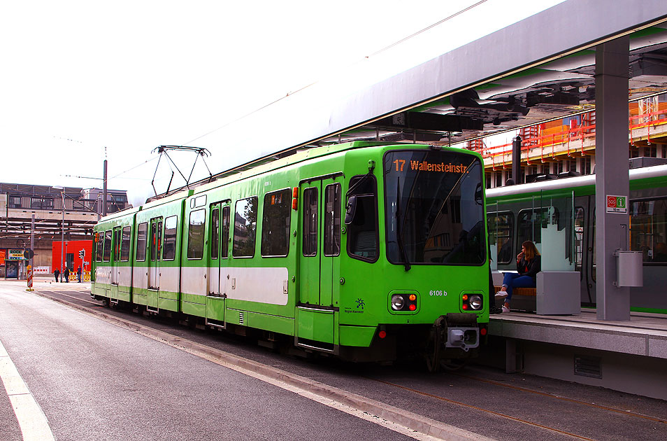 Die Straßenbahn in Hannover an der Haltestelle ZOB