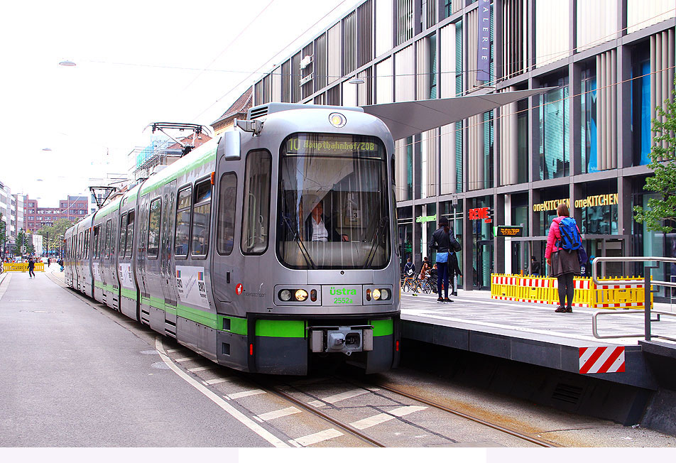 Die Straßenbahn in Hannover an der Haltestelle Hbf / Rosenstraße