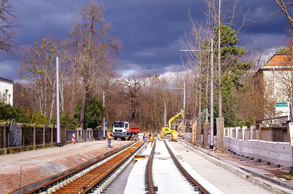 Der Straßenbahn Ausbau in Dresden in der Oskarstraße am Bahnhof Strehlen