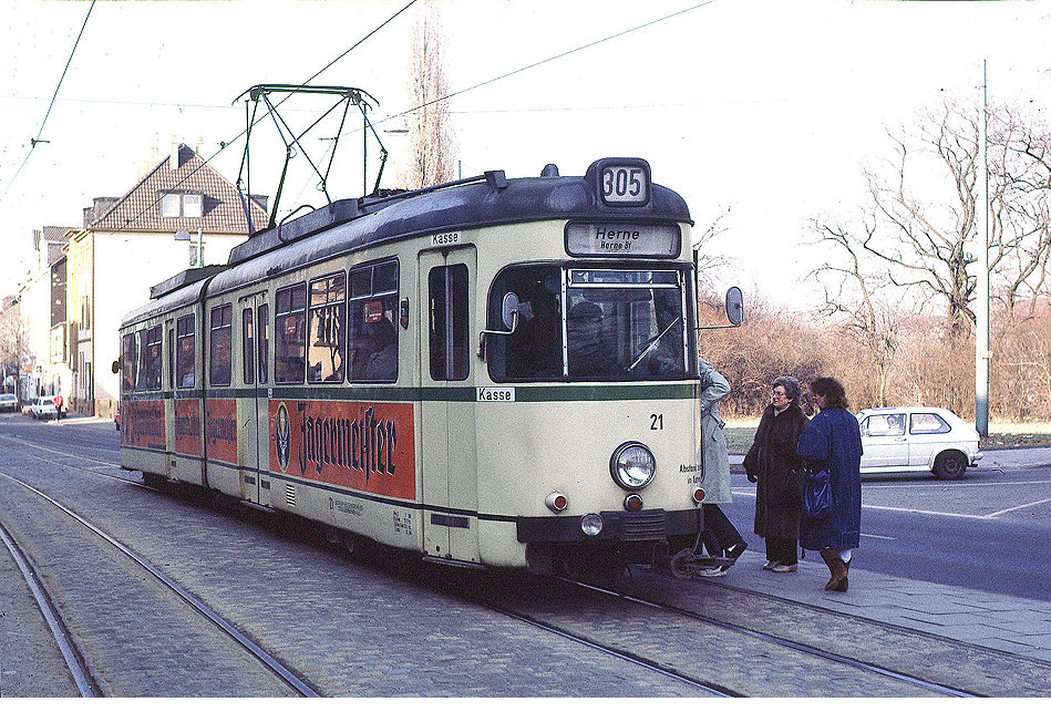 Die Straßenbahn in Bochum an der Haltestelle Bergbaumuseum