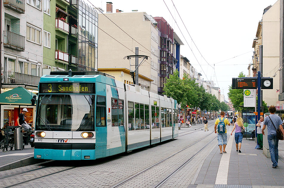 Die Straßenbahn in Mannheim an der Haltestelle Neckartor