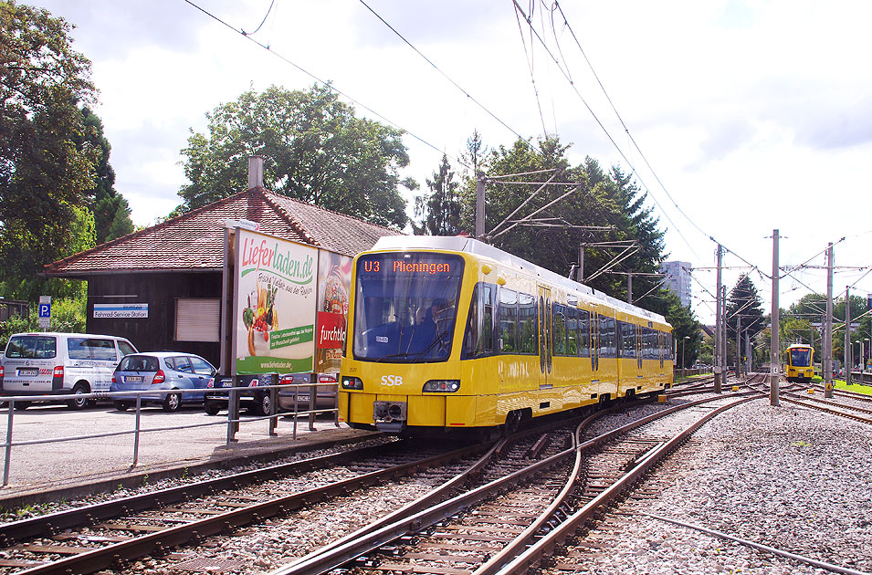 Die Stadtbahn in Stuttgart an der Haltestelle Bahnhof Möhringen