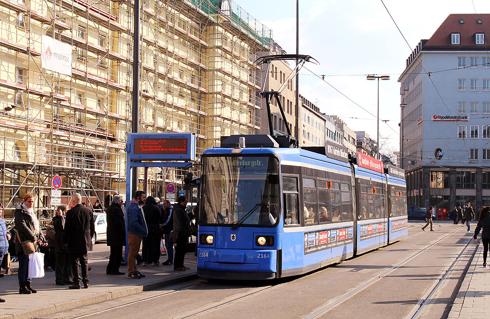 Die Straßenbahn in München an der Haltestelle Hauptbahnhof