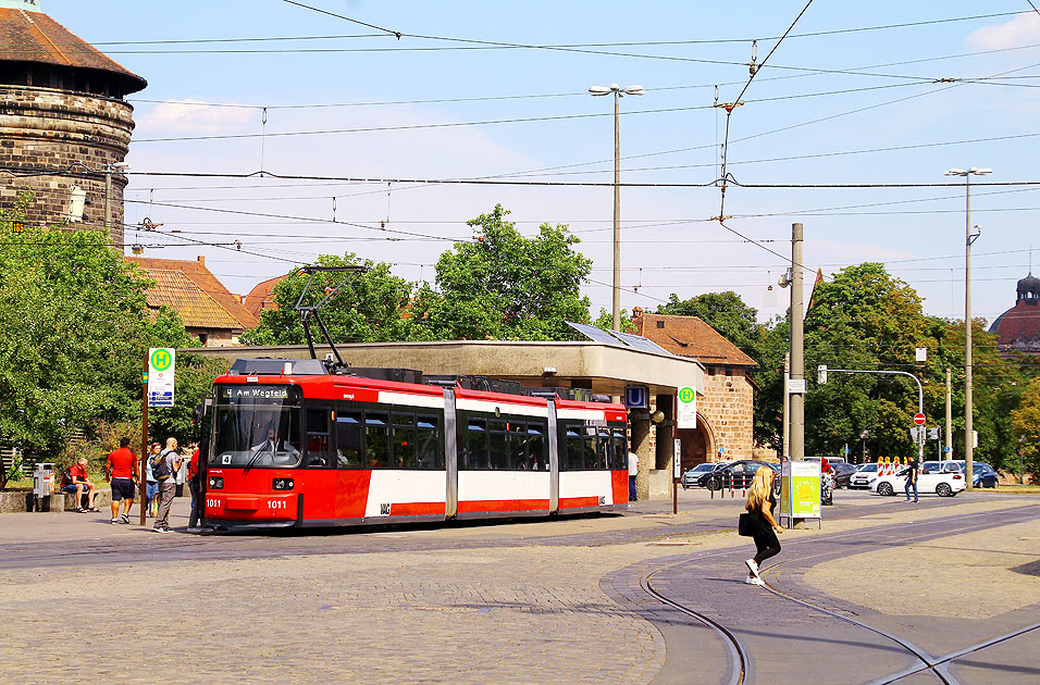 Die Straßenbahn in Nürnberg von der VAG an der Haltestelle Plärrer