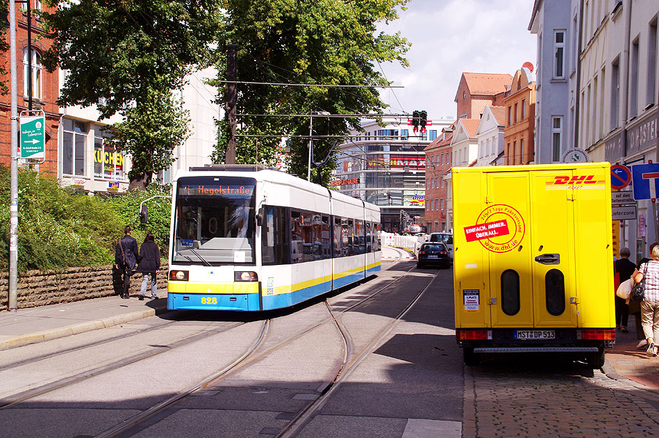 Die Straßenbahn in Schwerin zwischen den Haltestellen Marienplatz und Schlossblick
