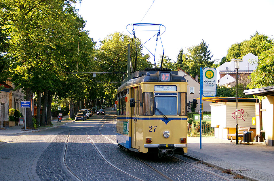 Der Wagen 27 der Woltersdorfer Straßenbahn in Woltersdorf an der Haltestelle Schleuse