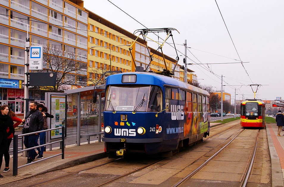 Die Straßenbahn in Most (Brüx) ein Tatra an der Haltestelle Most 1. Namesti