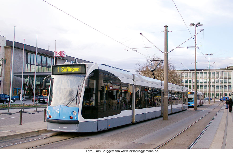 Straßenbahn Ulm Niederflurwagen Combino Haltestelle Hauptbahnhof