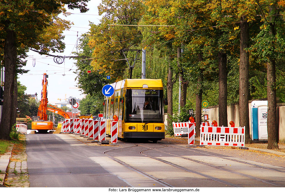 Die Straßenbahn in Dresden an der Haltestelle Wasserwerk Tolkewitz