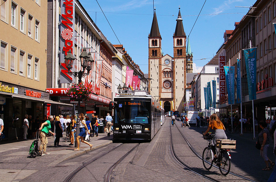Die Straßenbahn in Würzburg an der Haltestelle Rathaus