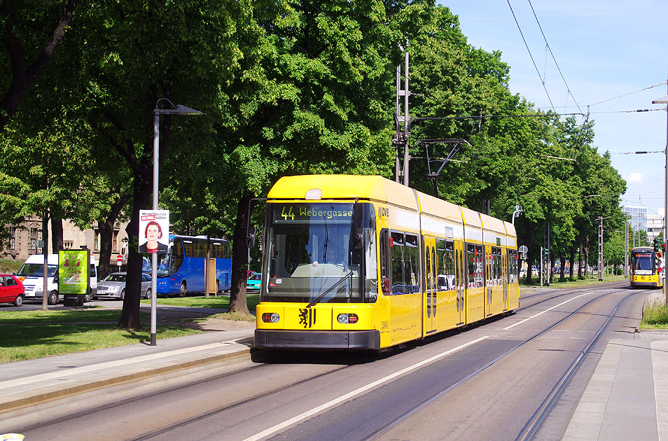 Die Straßenbahn in Dresden an der Haltestelle Prager Straße