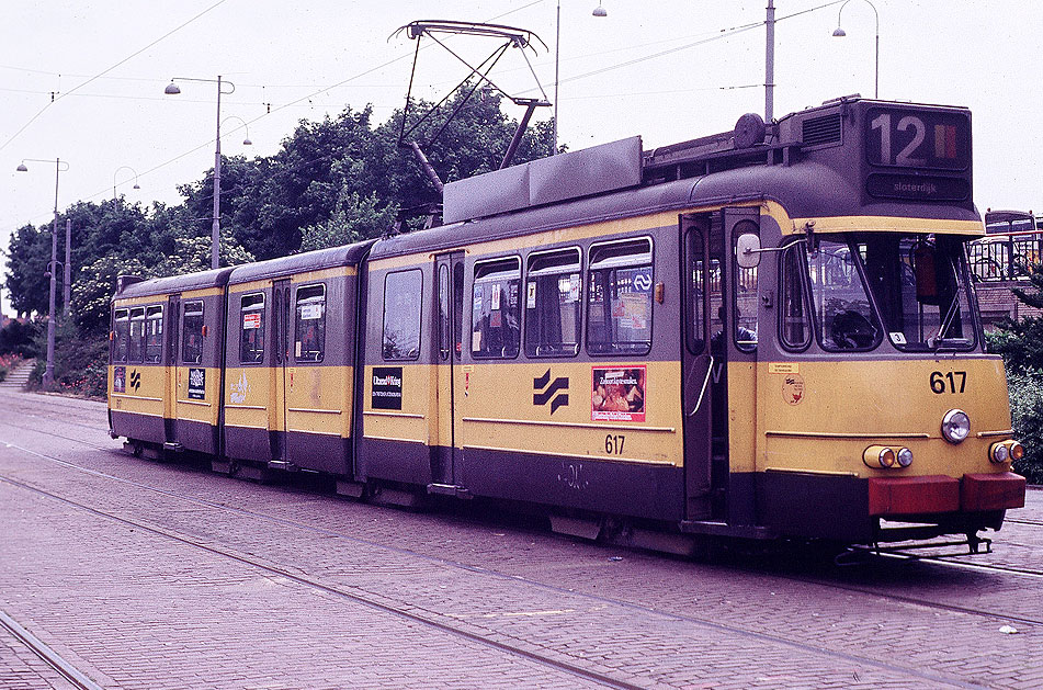 Die Straßenbahn in Amsterdam an der Haltestelle Bahnhof Amstel