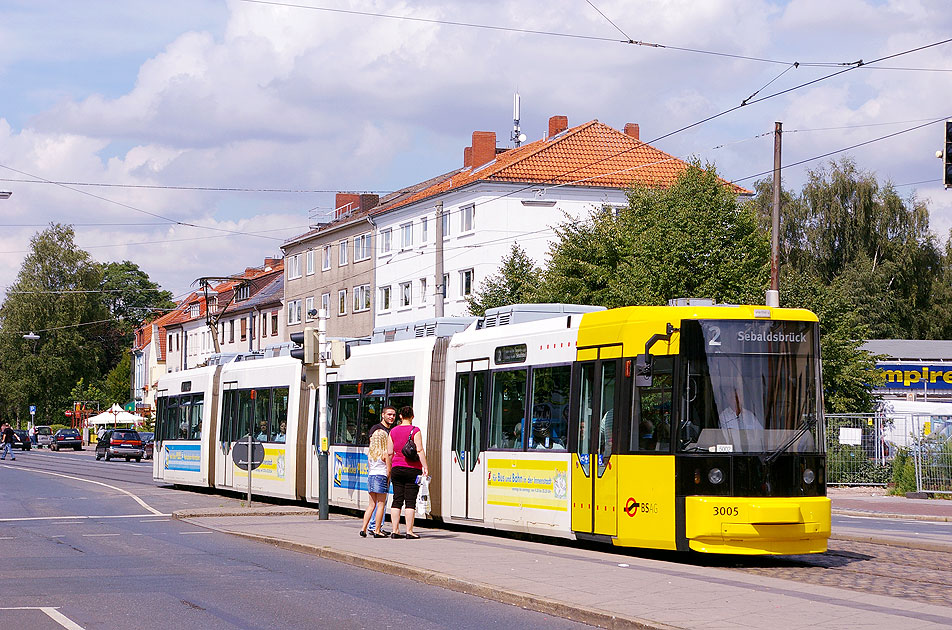 Die Straßenbahn in Bremen an der Haltestelle Moorstraße