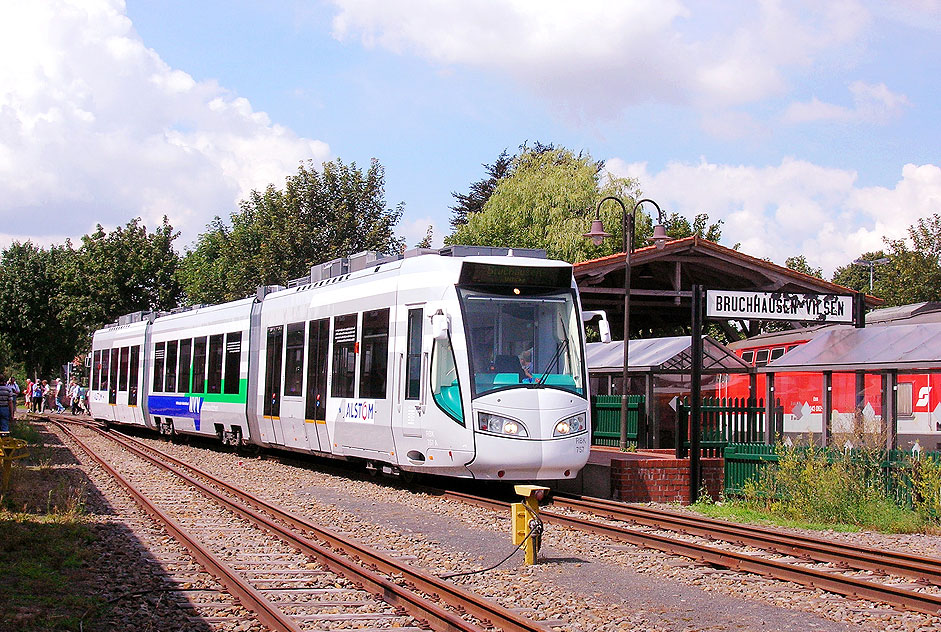 Eine Regiotram aus Kassel in Bruchhausen-Vilsen