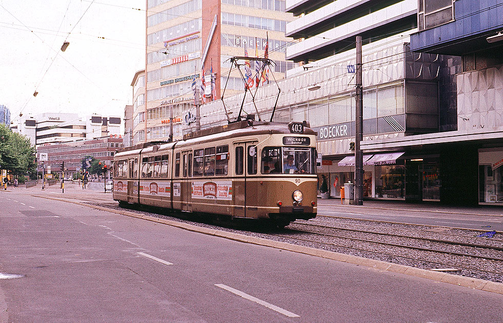 Die Straßenbahn in Dortmund an der Haltestelle Kampstraße