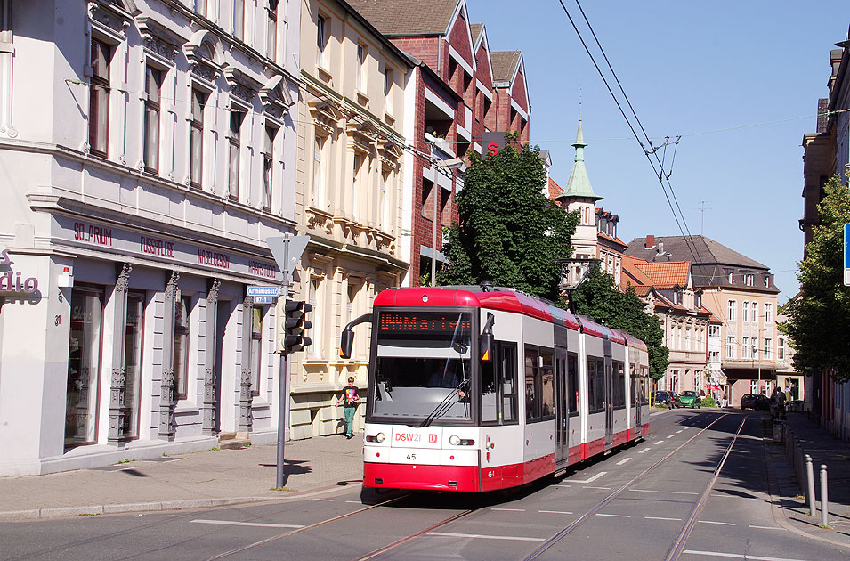 Die Straßenbahn in Dortmund an der Haltestelle Wittener Straße