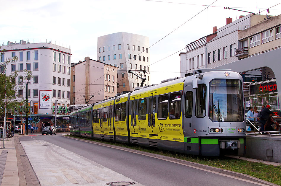 Die Haltestelle Steintor der Straßenbahn in Hannover