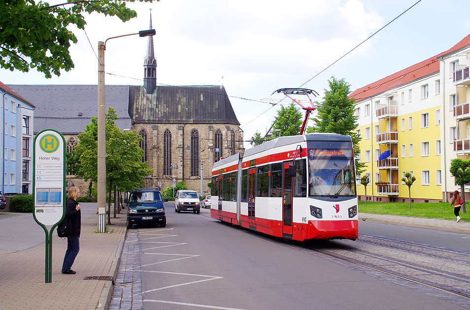 Ein Leoliner der Straßenbahn in Halberstadt an der Haltestelle Hoher Weg