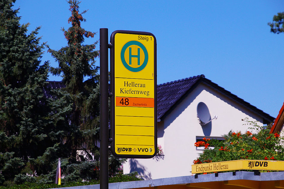 Die Straßenbahn-Haltestelle Hellerau Kiefernweg der Straßenbahn in Dresden