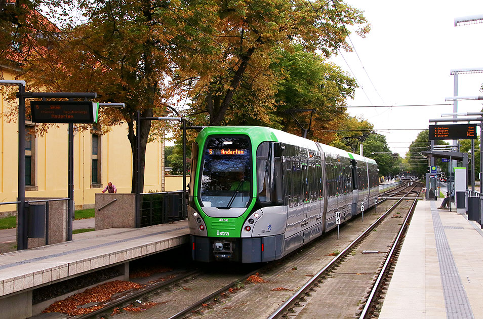 Die Stadtbahn / U-Bahn / Straßenbahn in Hannover an der Haltestelle Herrenhäuser Gärten