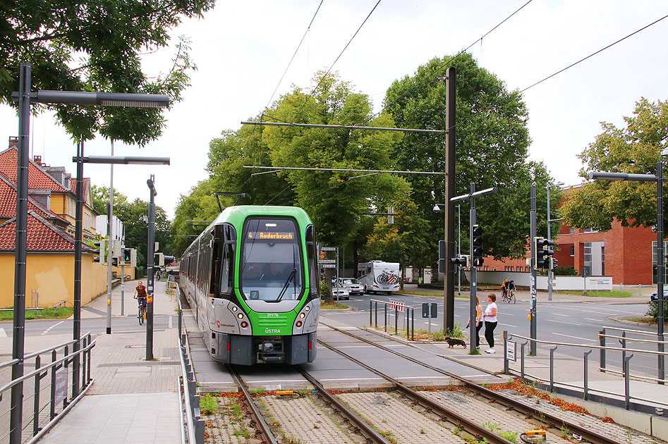 Die Stadtbahn / Straßenbahn / U-Bahn in Hannover an der Haltestelle Schaumburgstraße