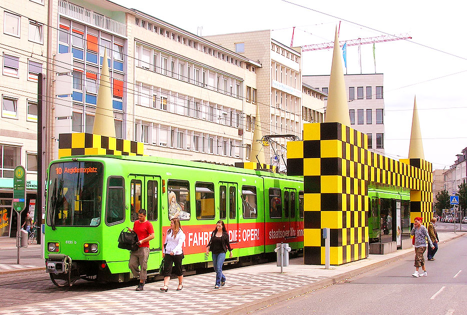 Straßenbahn Hannover Üstra an der Haltestelle Steintor