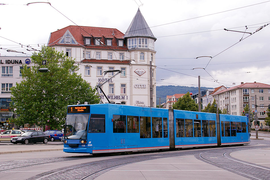 Die Straßenbahn in Kassel vor dem Bahnhof Wilhelmshöhe
