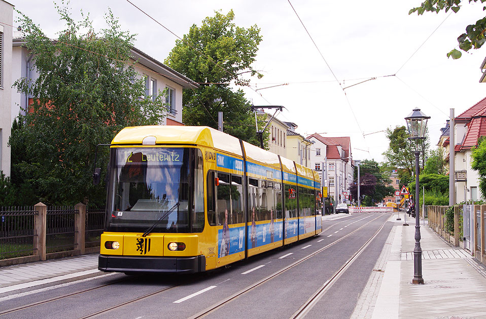 Die Straßenbahn in Dresden an der Haltestelle Ludwig-Hartmann-Straße