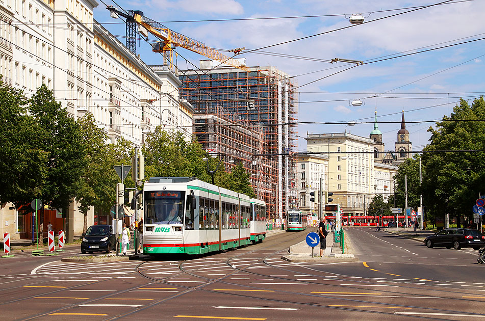 Die Straßenbahn in Magdeburg an der Haltestelle City Carre