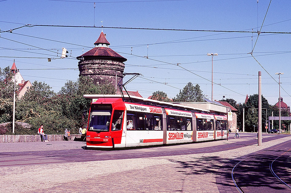 Niederflur Straßenbahn in Nürnberg am Plärrer