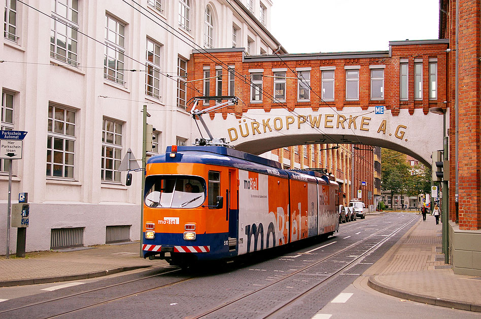 Der Schienenschlafwagen der Straßenbahn Bielefeld am Torbogen Dürkoppwerke