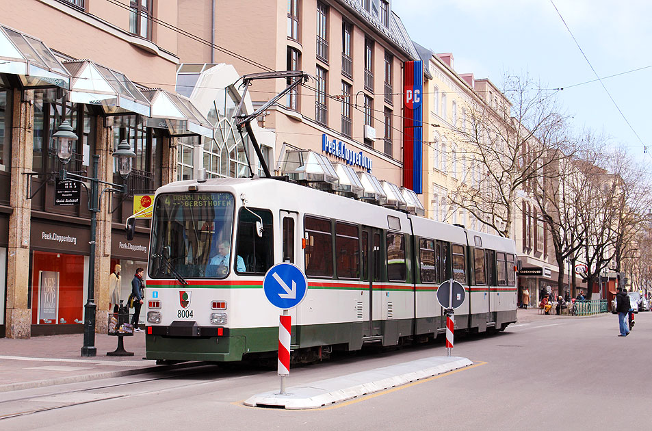 Die Straßenbahn in Augsburg an der Haltestelle Hauptbahnhof
