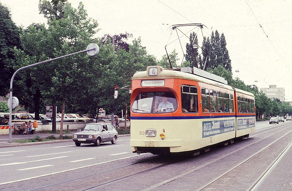 Die Straßenbahn in Darmstadt an der Haltestelle Berliner Allee